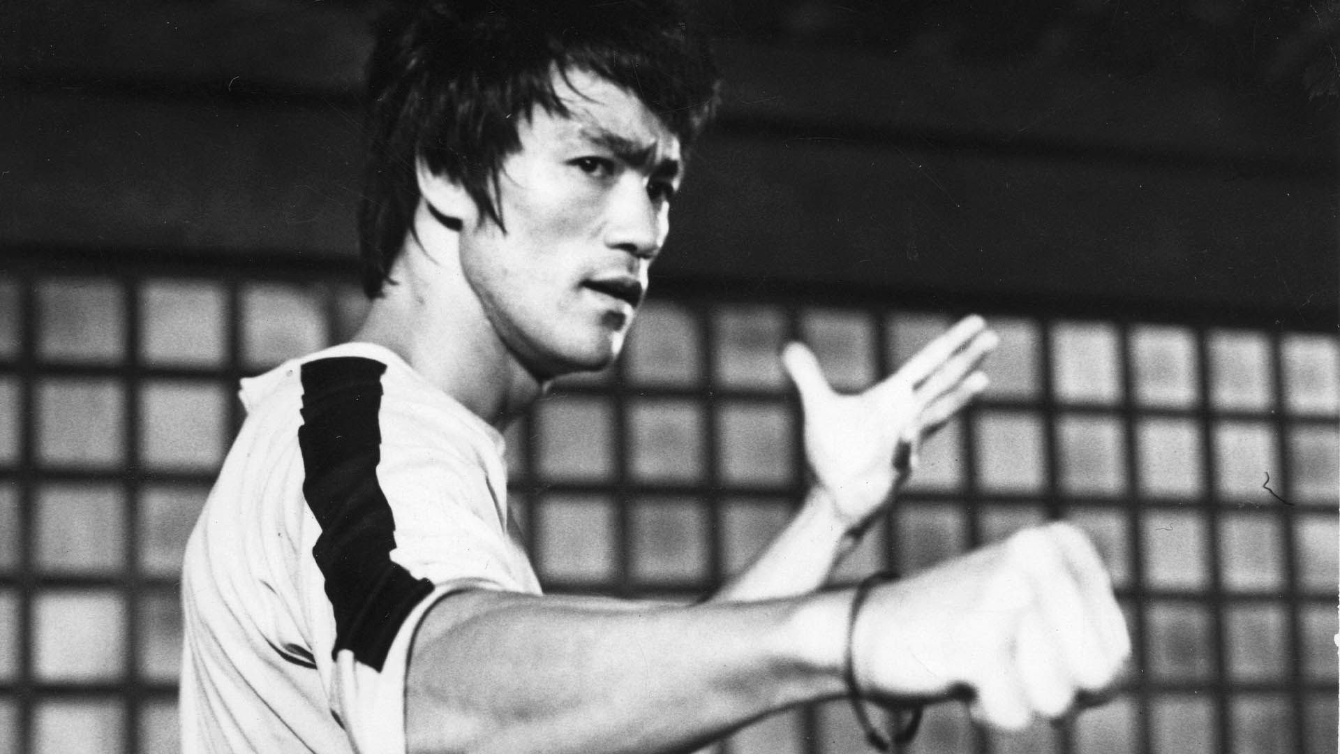 2022-10-bruce-lee-black-white