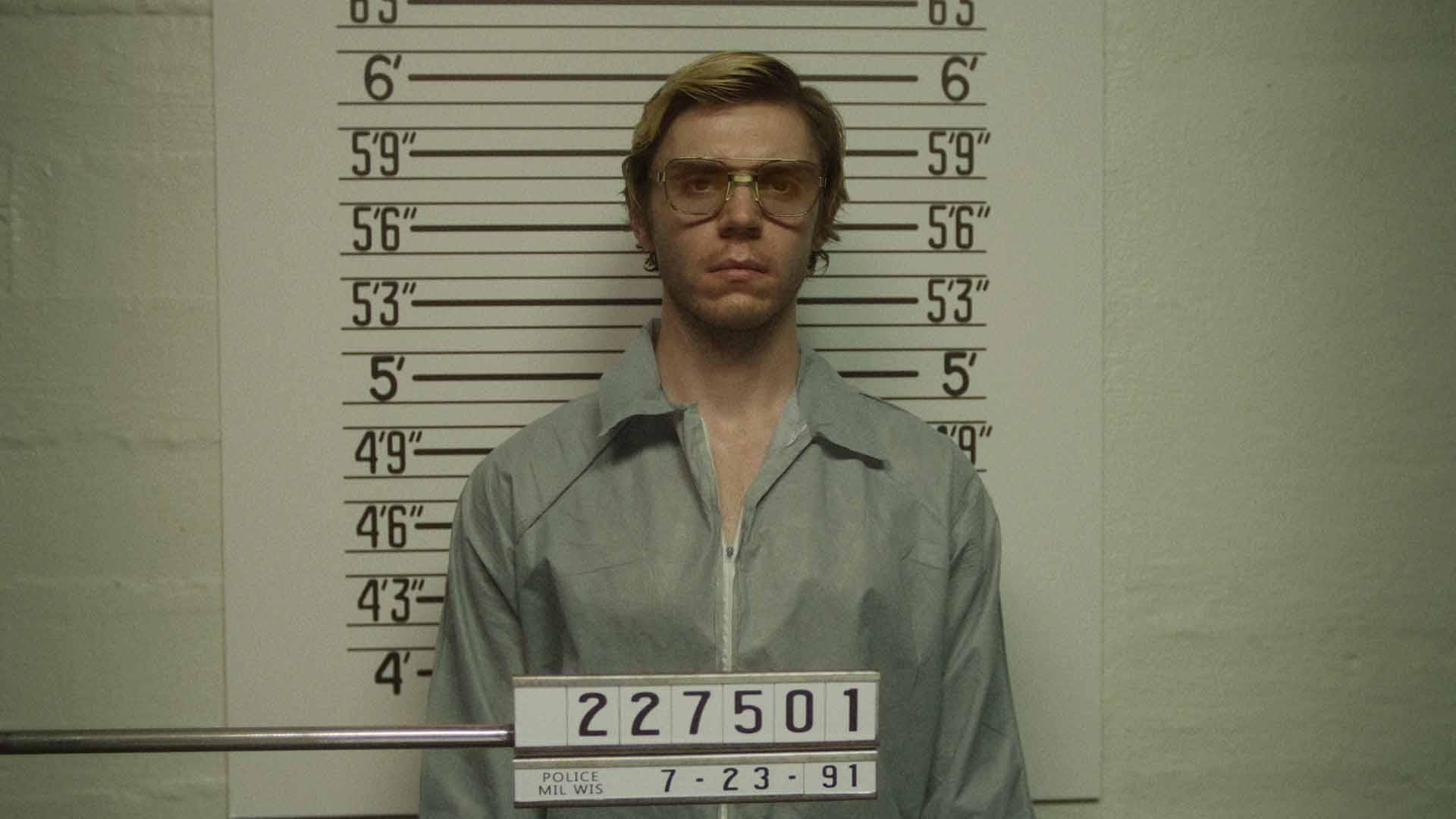 جفری دامر بازداشت شده در سریال Monster: The Jeffrey Dahmer Story