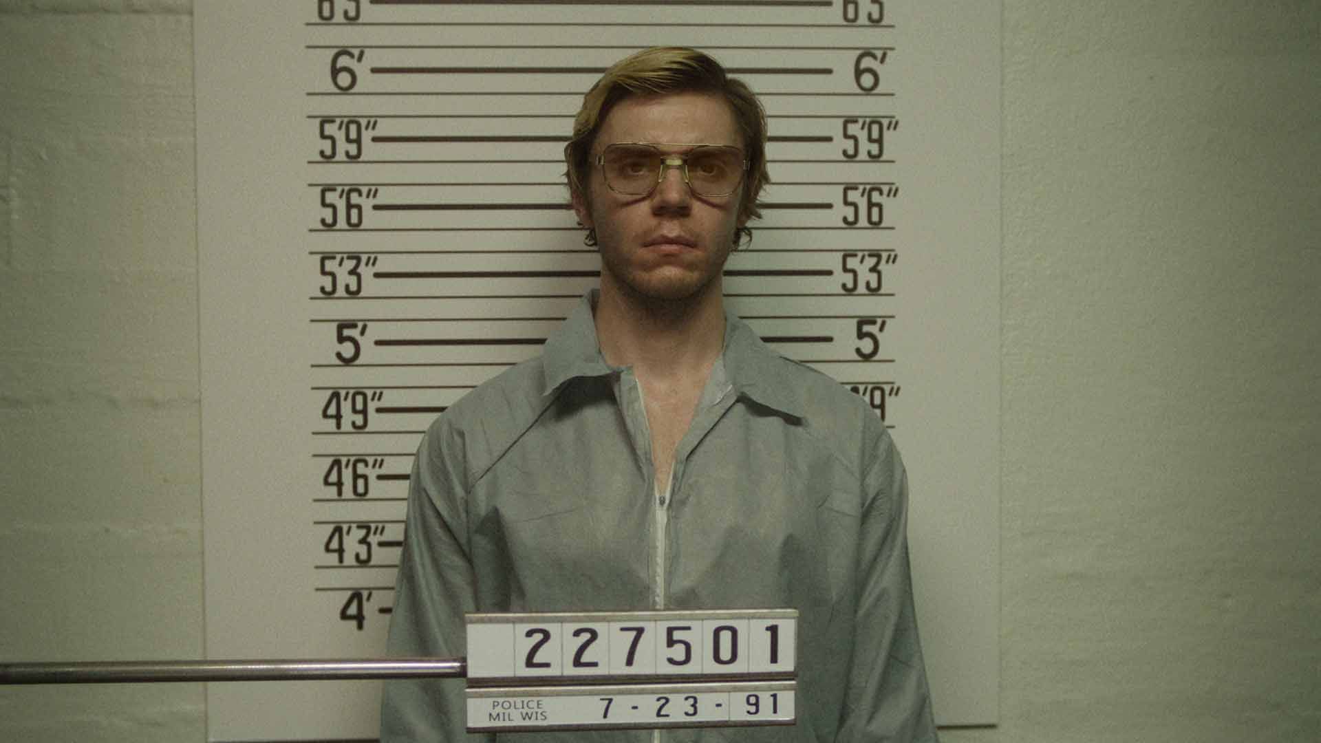 جفری دامر بازداشت شده در سریال Monster: The Jeffrey Dahmer Story