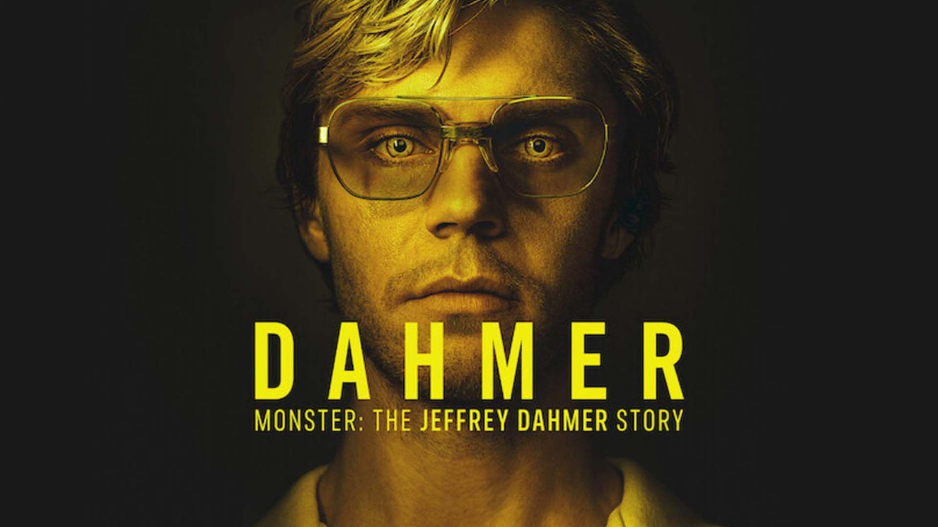 ایوان پیترز در نقش جفری دامر در سریال Monster: The Jeffrey Dahmer Story