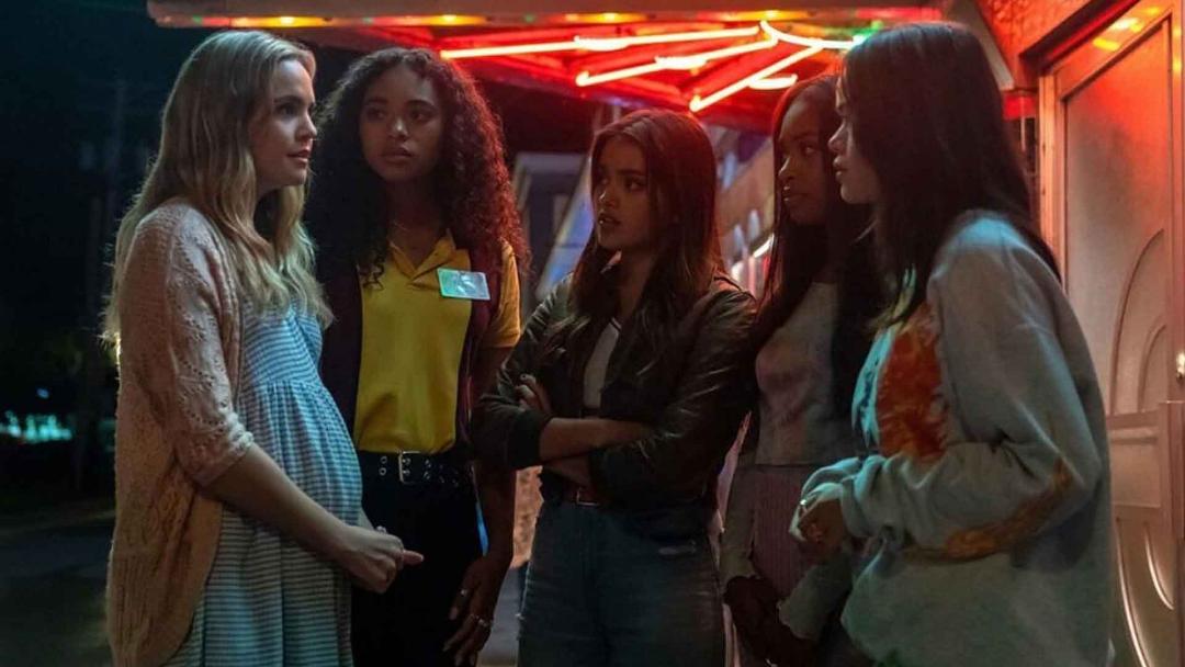شخصیت‌های اصلی سریال Pretty Little Liars: Original Sin در حال صحبت کردن