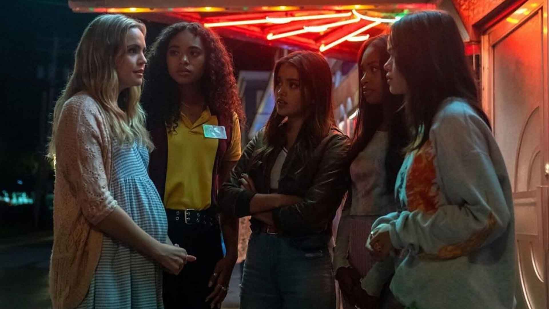 شخصیت‌های اصلی سریال Pretty Little Liars: Original Sin در حال صحبت کردن