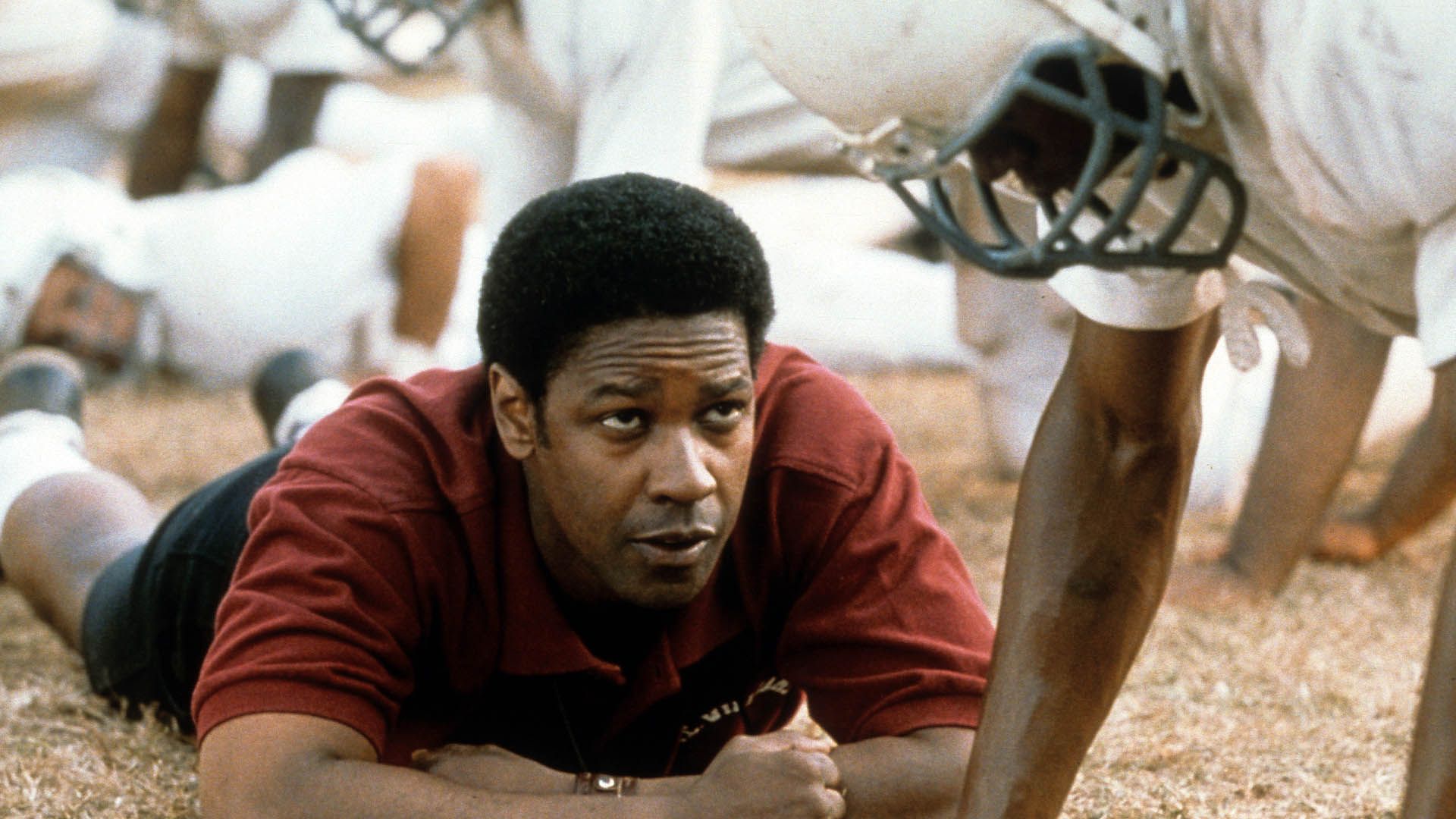 دنزل واشنگتن درحال نقش آفرینی در فیلم Remember the Titans