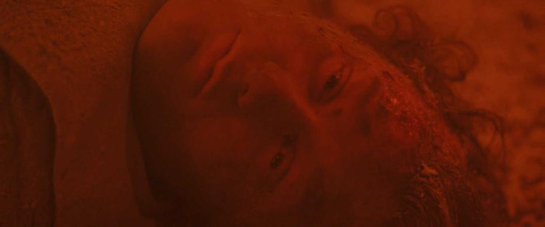 جنازه دوست ایسیلدور در قسمت هفتم فصل اول سریال The Lord of the Rings (ارباب حلقه ها)