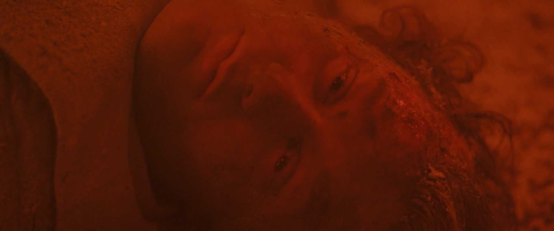 جنازه دوست ایسیلدور در قسمت هفتم فصل اول سریال The Lord of the Rings (ارباب حلقه ها)