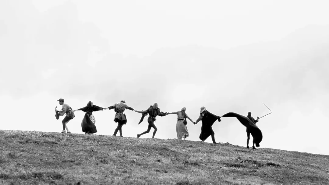 چند شخصیت در فیلم The Seventh Seal روی تپه دست یکدیگر را گرفته‌اند