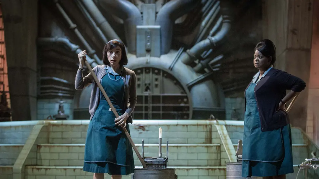 سالی هاوکینز و اکتاویا اسپنسر در حال تمیز کردن در فیلم The Shape of Water