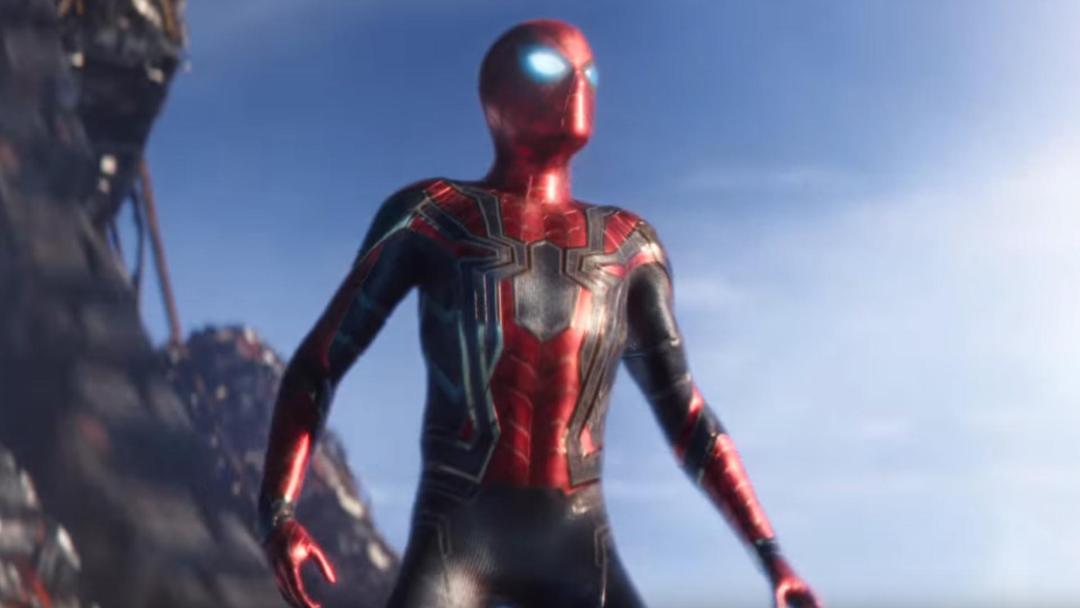 تام هالند با لباس مرد عنکبوتی در میدان نبرد در فیلم Avengers: Infinity War