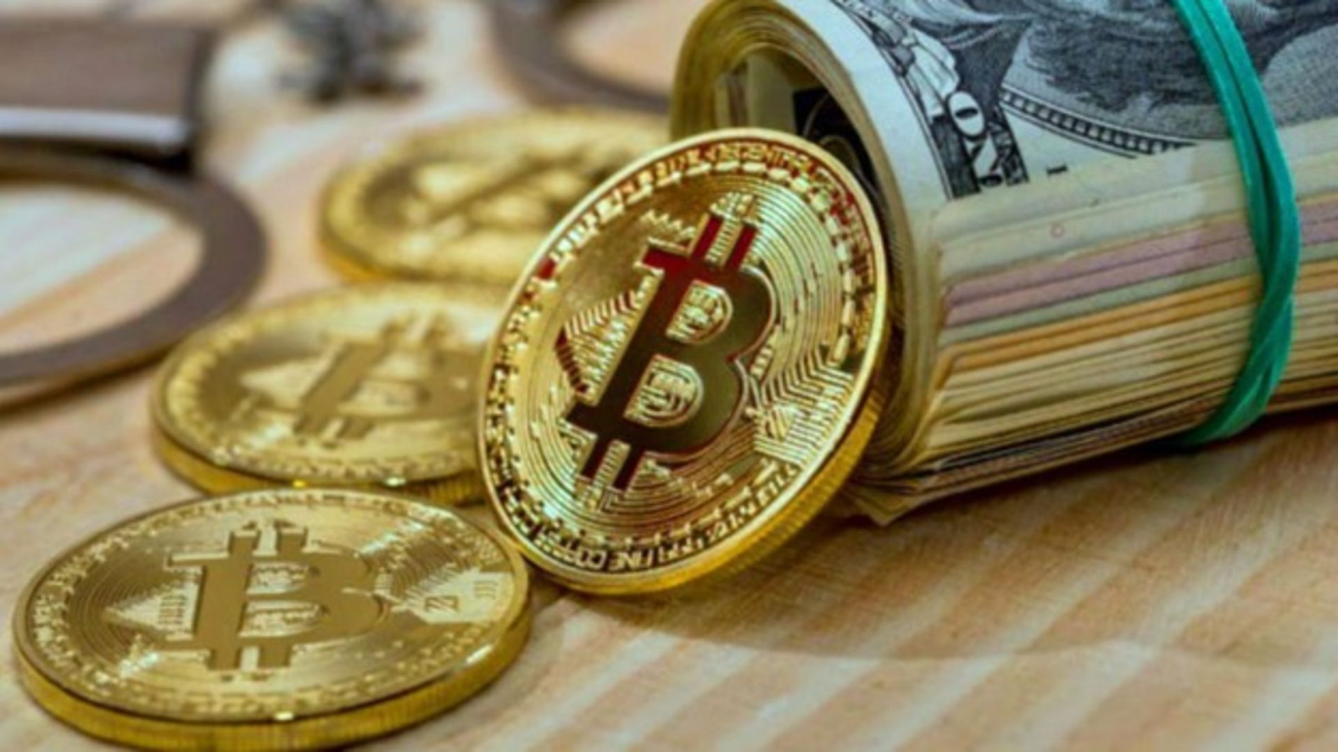 دسته دلار در کنار سکه بیت کوین