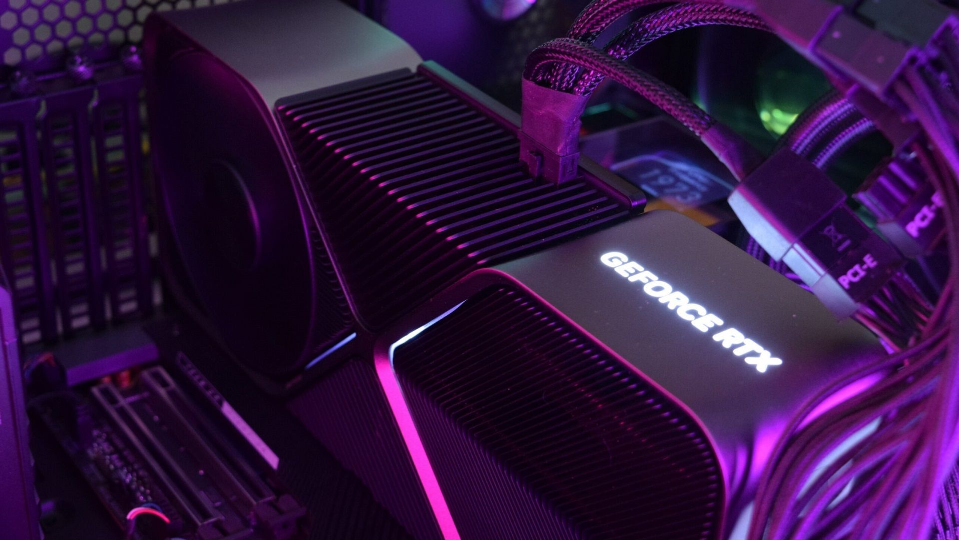 کارت گرافیک RTX 4070 Ti در کیس
