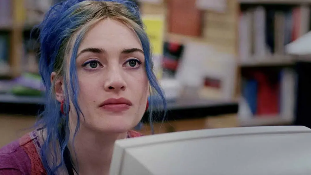 کیت وینسلت با موهای آبی رنگ در فیلم Eternal Sunshine of the Spotless Mind