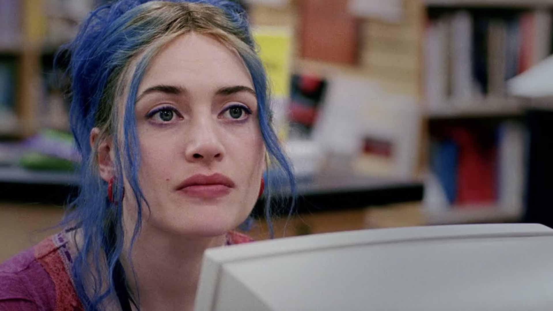 کیت وینسلت با موهای آبی رنگ در فیلم Eternal Sunshine of the Spotless Mind