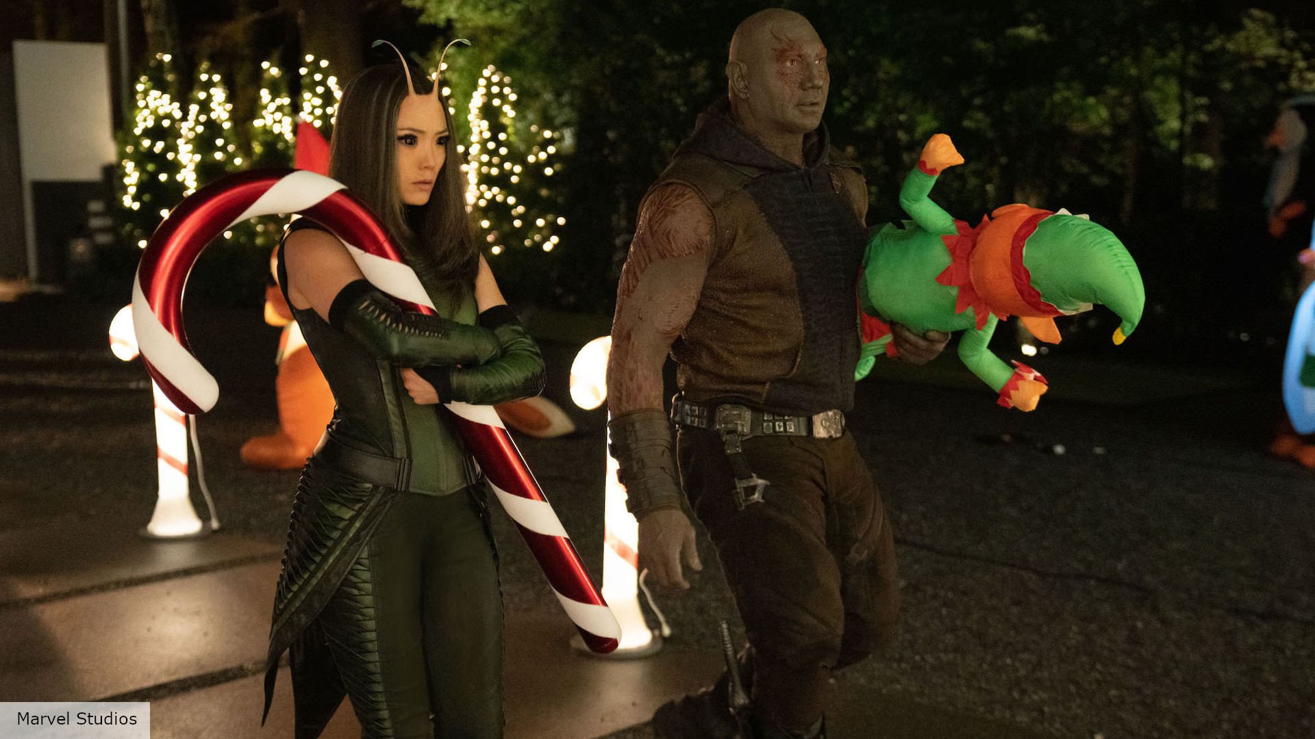 مانتیس و درکس در خانه کوین بیکن در فیلم The Guardians of the Galaxy Holiday Special