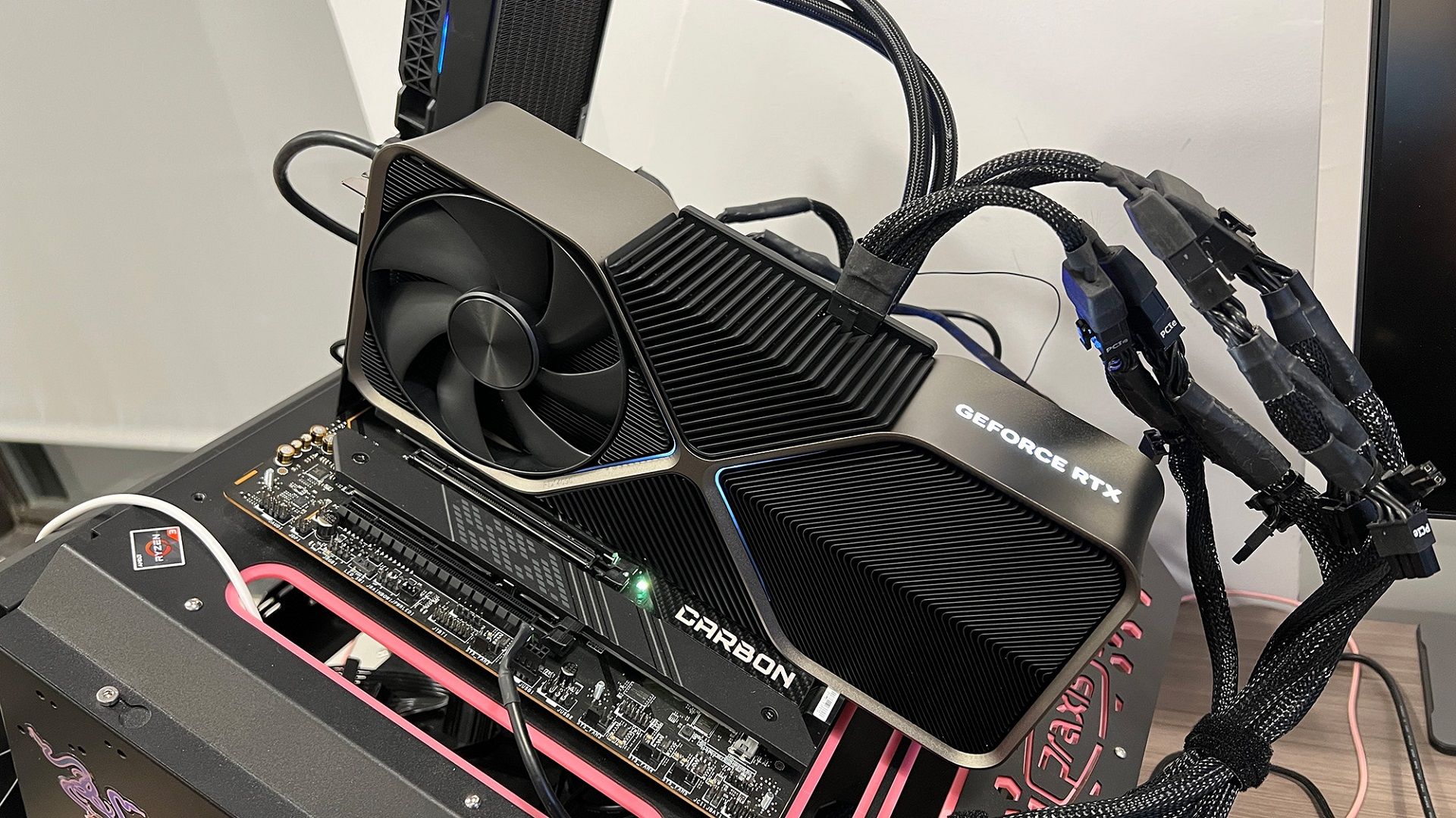 کارت گرافیک GeForce RTX 4090 روی سیستم