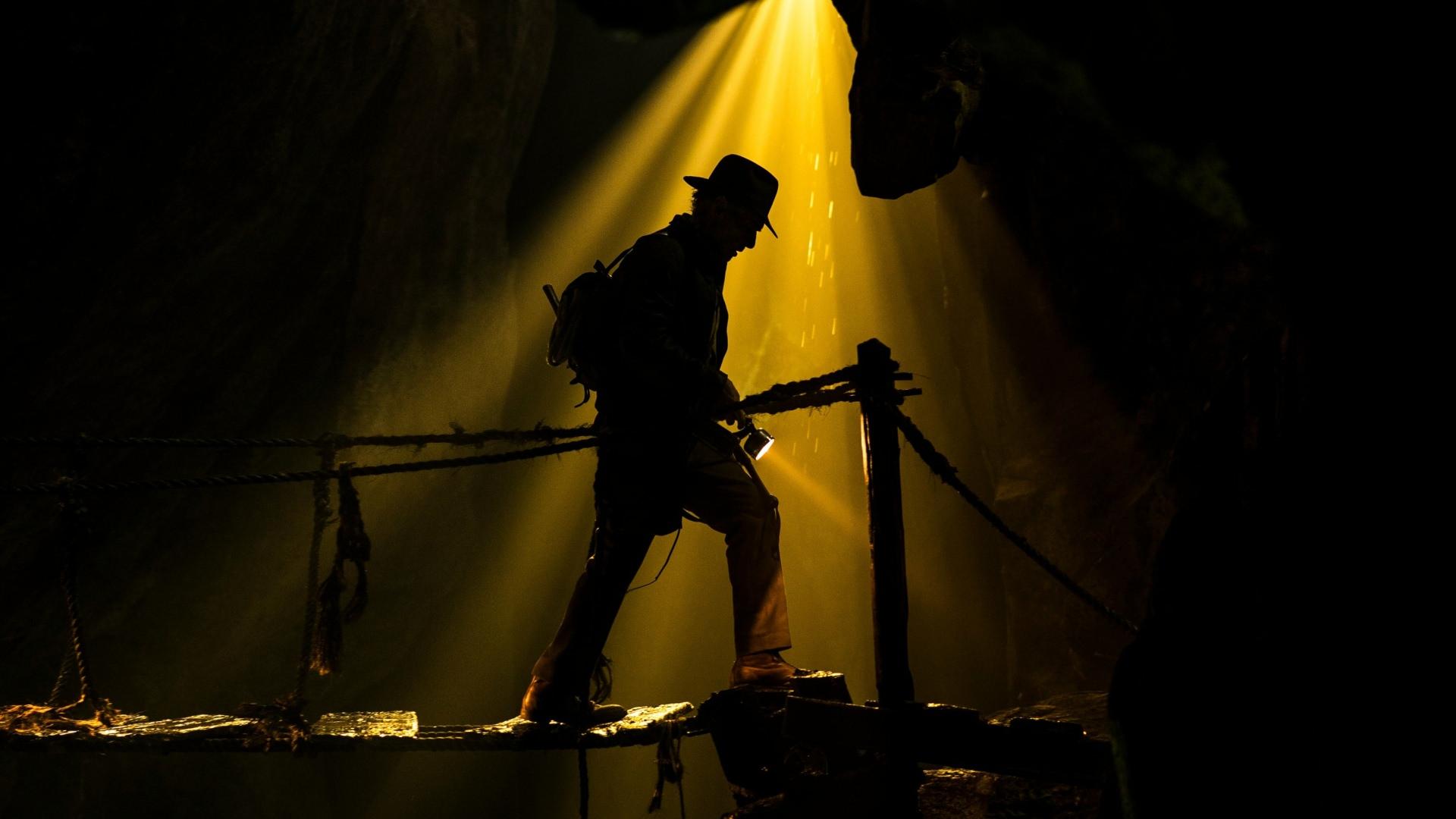 ایندیانا جونز با بازی هریسون فورد در حال عبور از غار در فیلم Indiana Jones 5