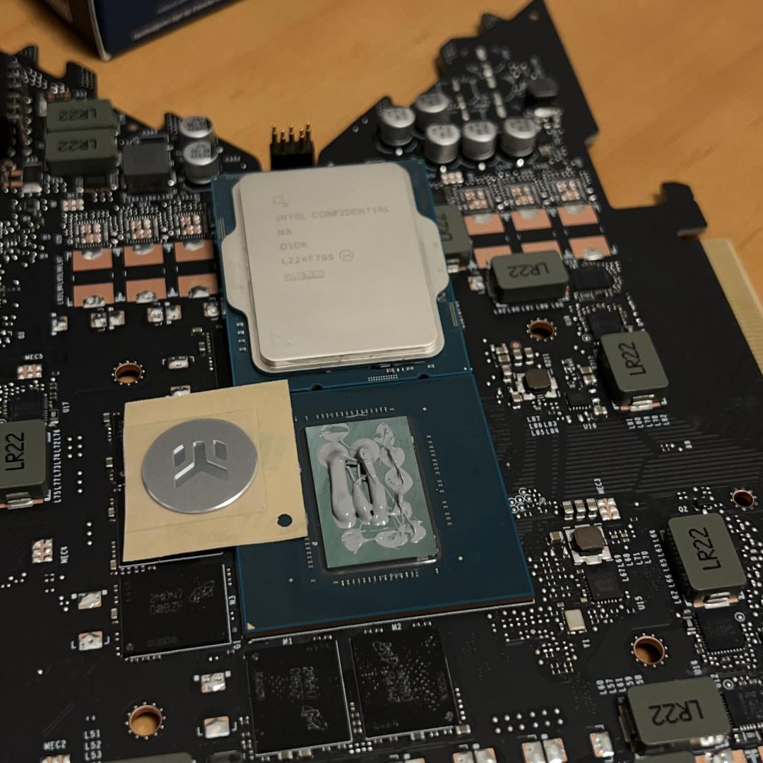 نمای نزدیک از GPU کارت گرافیک GeForce RTX 4080 Founders Edition