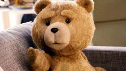 استراحت تد روی مبل در سریال پیش‌درآمد Ted