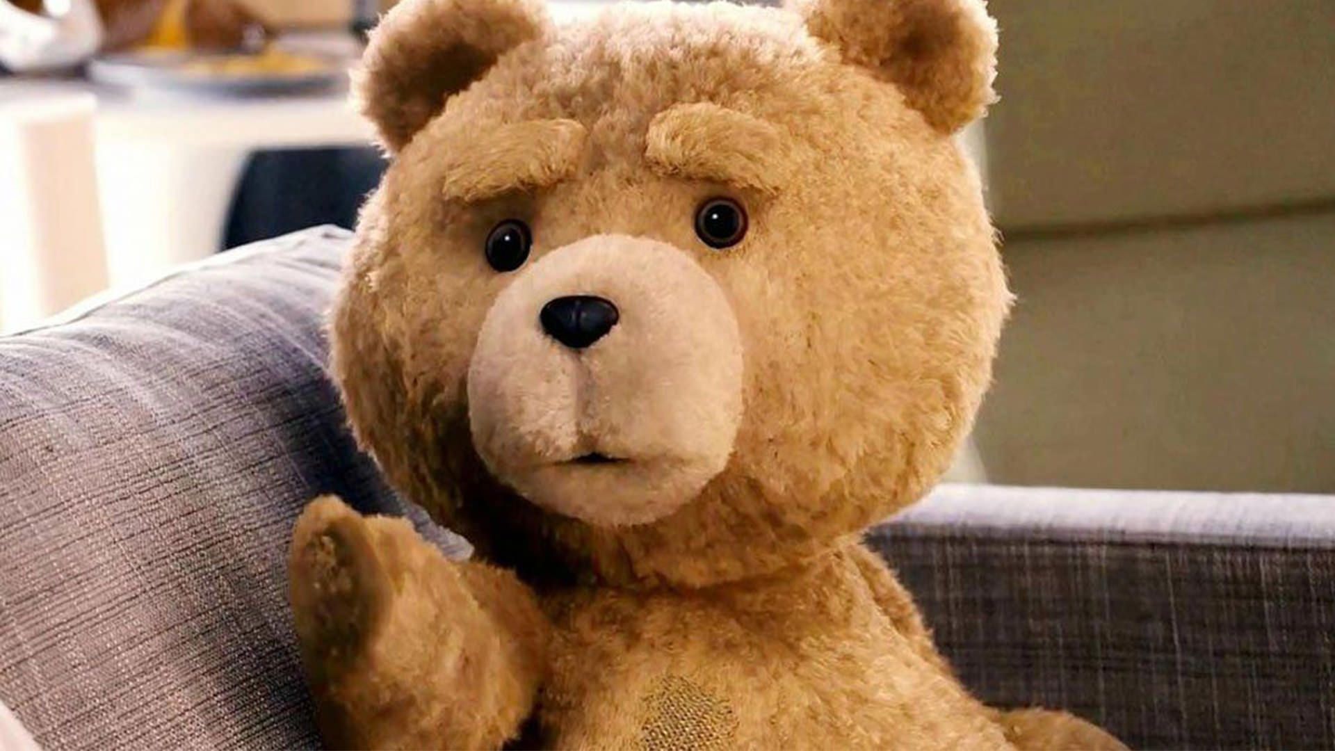 استراحت تد روی مبل در سریال پیش‌درآمد Ted