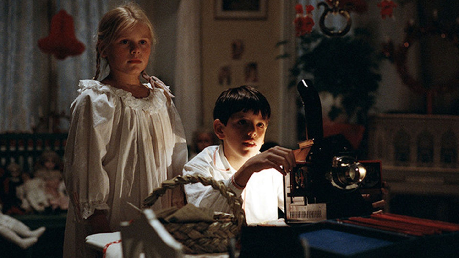 فانی در حال نگاه کردن در فیلم Fanny And Alexander