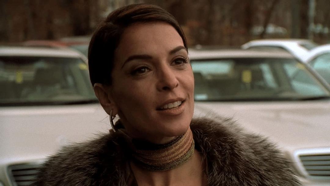 گلوریا ترلو‌ با پالتوی پوست خز سریال The Sopranos 