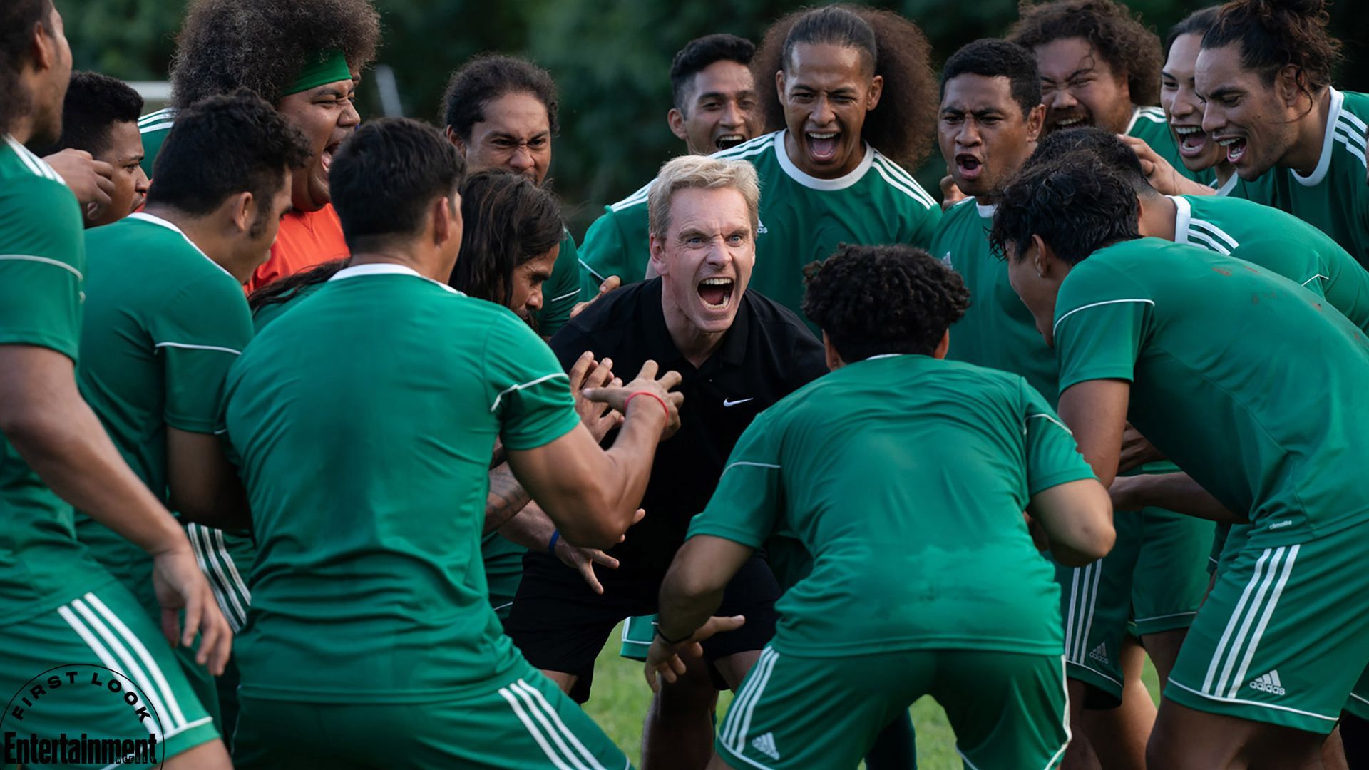 مایکل فاسبندر در حال دادن هیجان به بازیکنان در فیلم Next Goal Wins