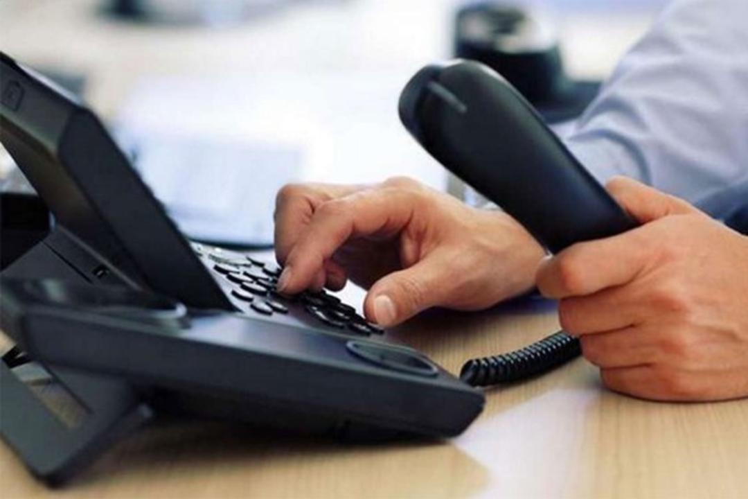 مرد در حال تماس گرفتن با تلفن مشکی