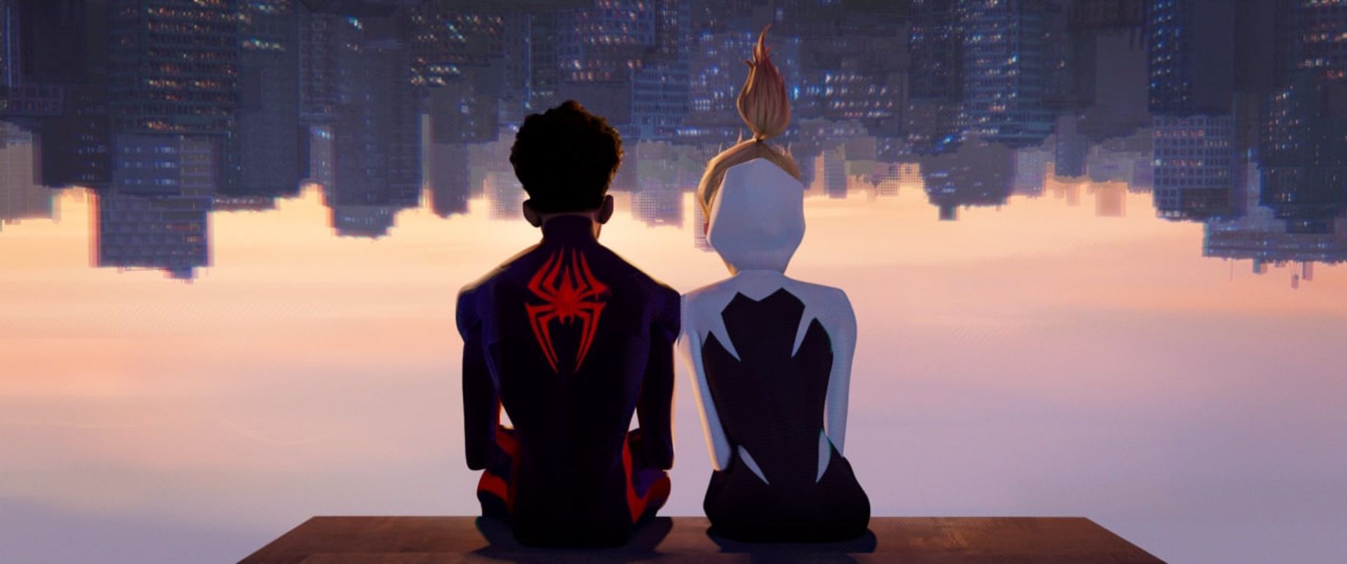 اسپایدر گوئن و مایلز مورالز درکنار یکدیگر در انیمیشن Spider-Man: Across the Spider-Verse 