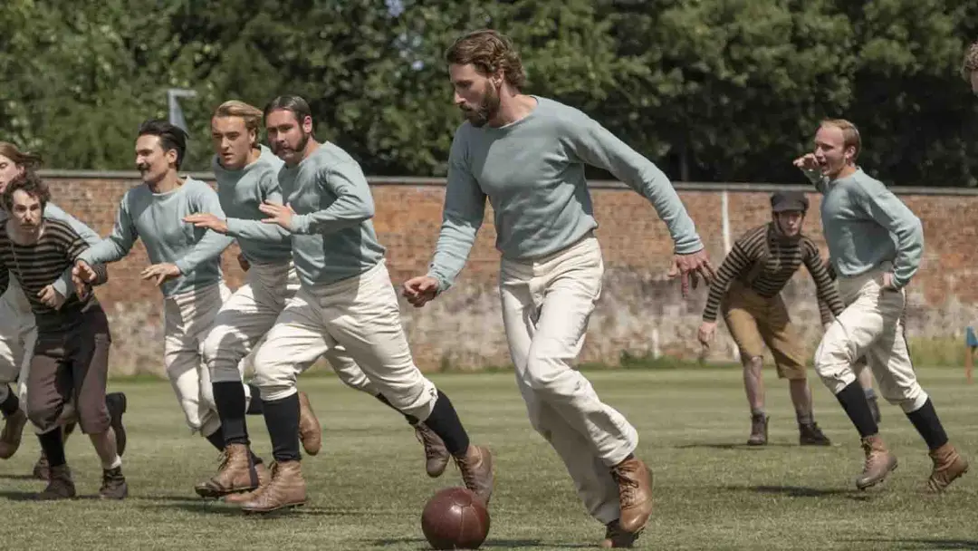 بازیگران سریال The English Game در حال فوتبال بازی کردن