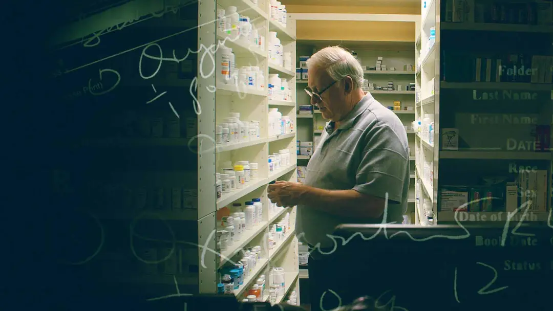 شخصیت اصلی سریال The Pharmacist در یک داروخانه