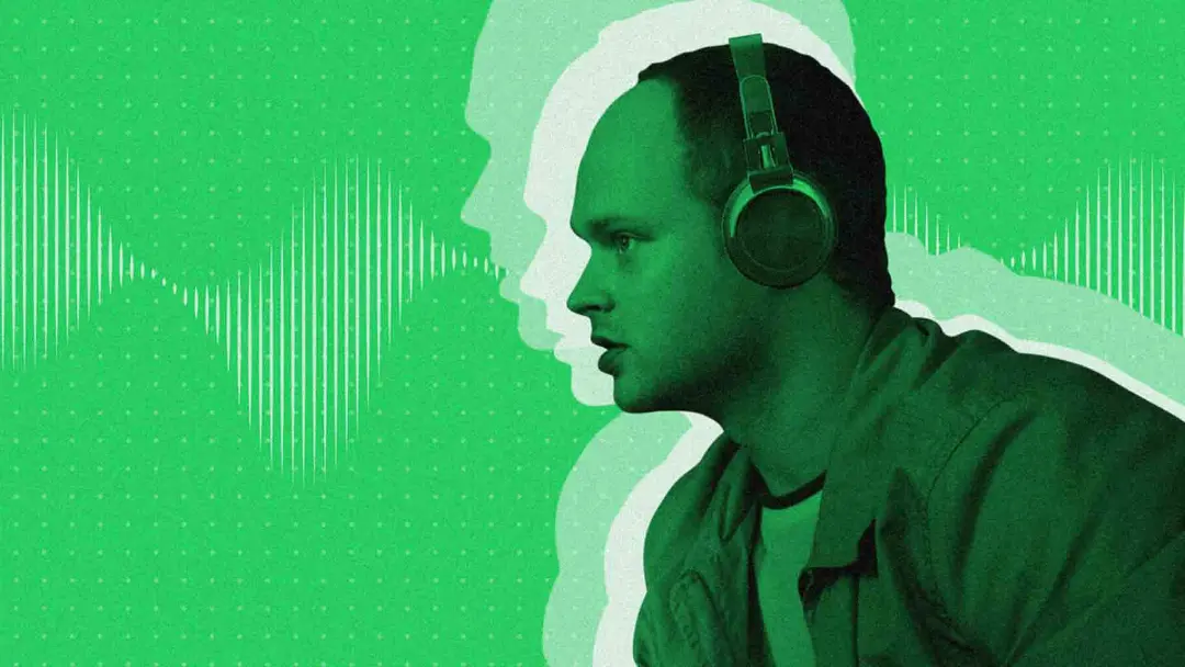 ادوین اندره در حال گوش کردن موسیقی در سریال The Playlist