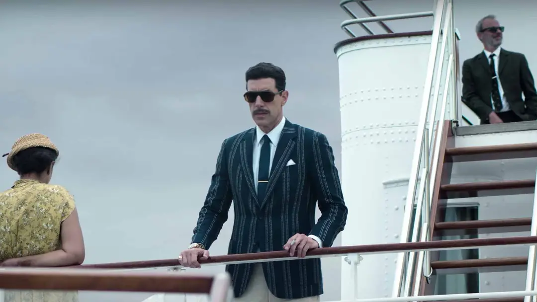 ساشا بارون کوهن در یک کشتی تفریحی در سریال The Spy