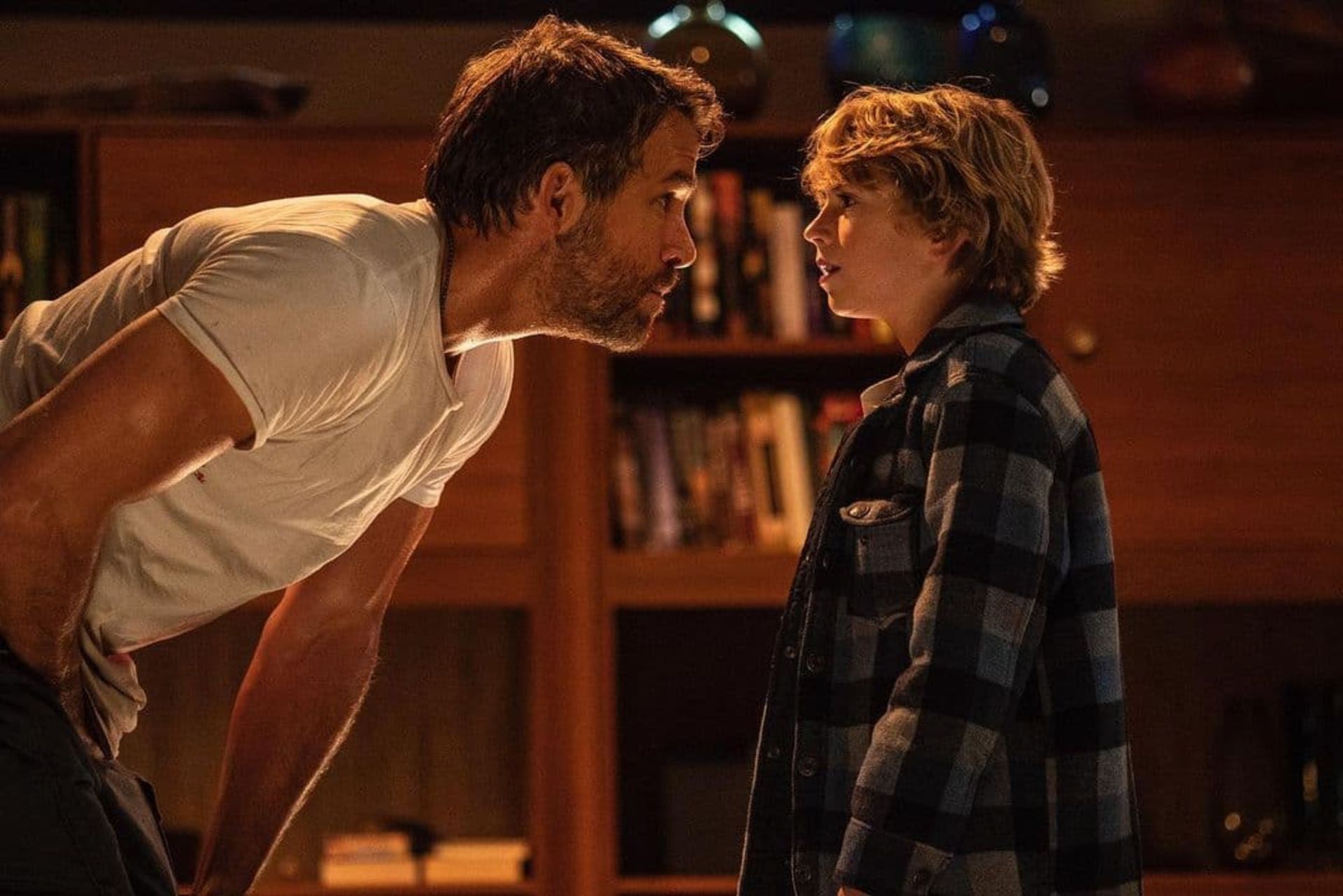 رایان رینولدز و واکر اسکوبل در حال بحث کردن در فیلم The Adam Project