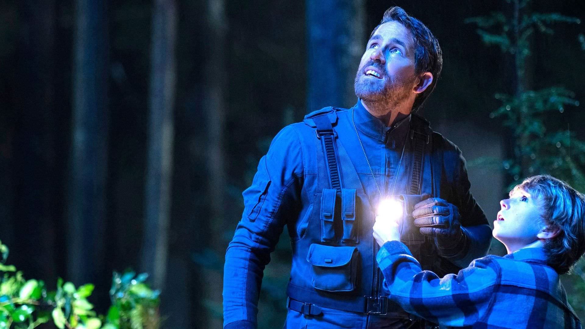 رایان رینولدز و واکر اسکوبل در جنگل در طول شب در حال تماشا آسمان تاریک در فیلم The Adam Project