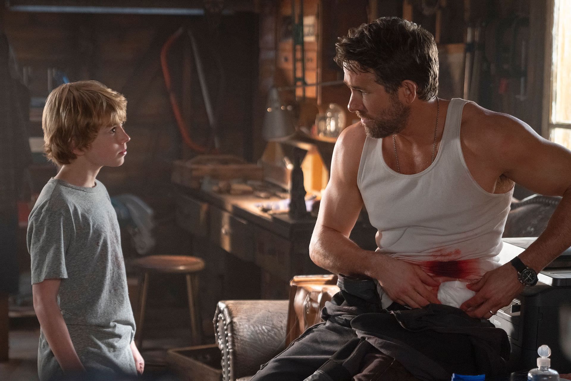 رایان رینولدز زخمی شده و واکر اسکوبل در کلبه در فیلم The Adam Project