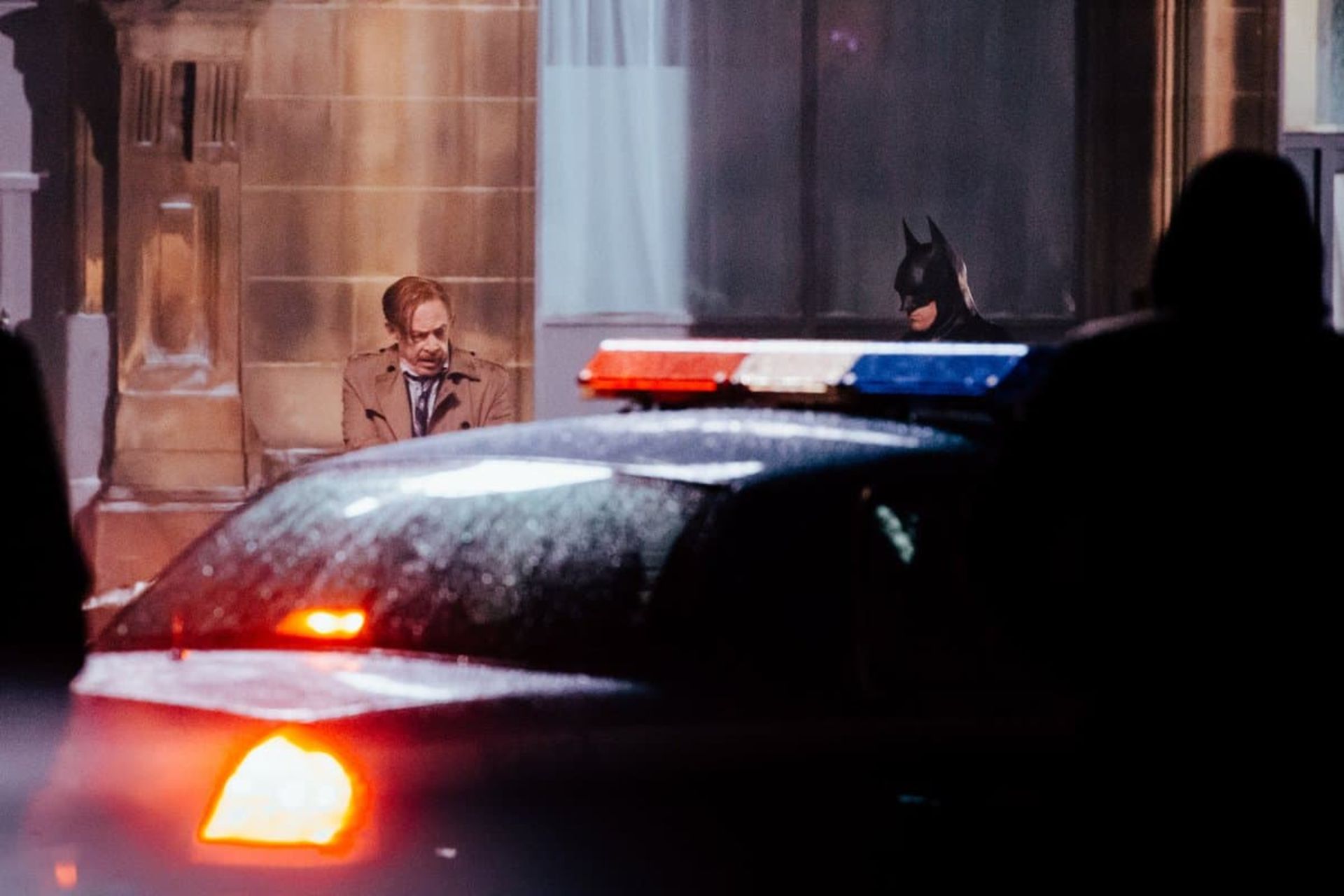 جی کی سیمونز در نقش جیمز گوردون درکنار مایکل کیتون در نقش بتمن در پشت صحنه فیلم Batgirl