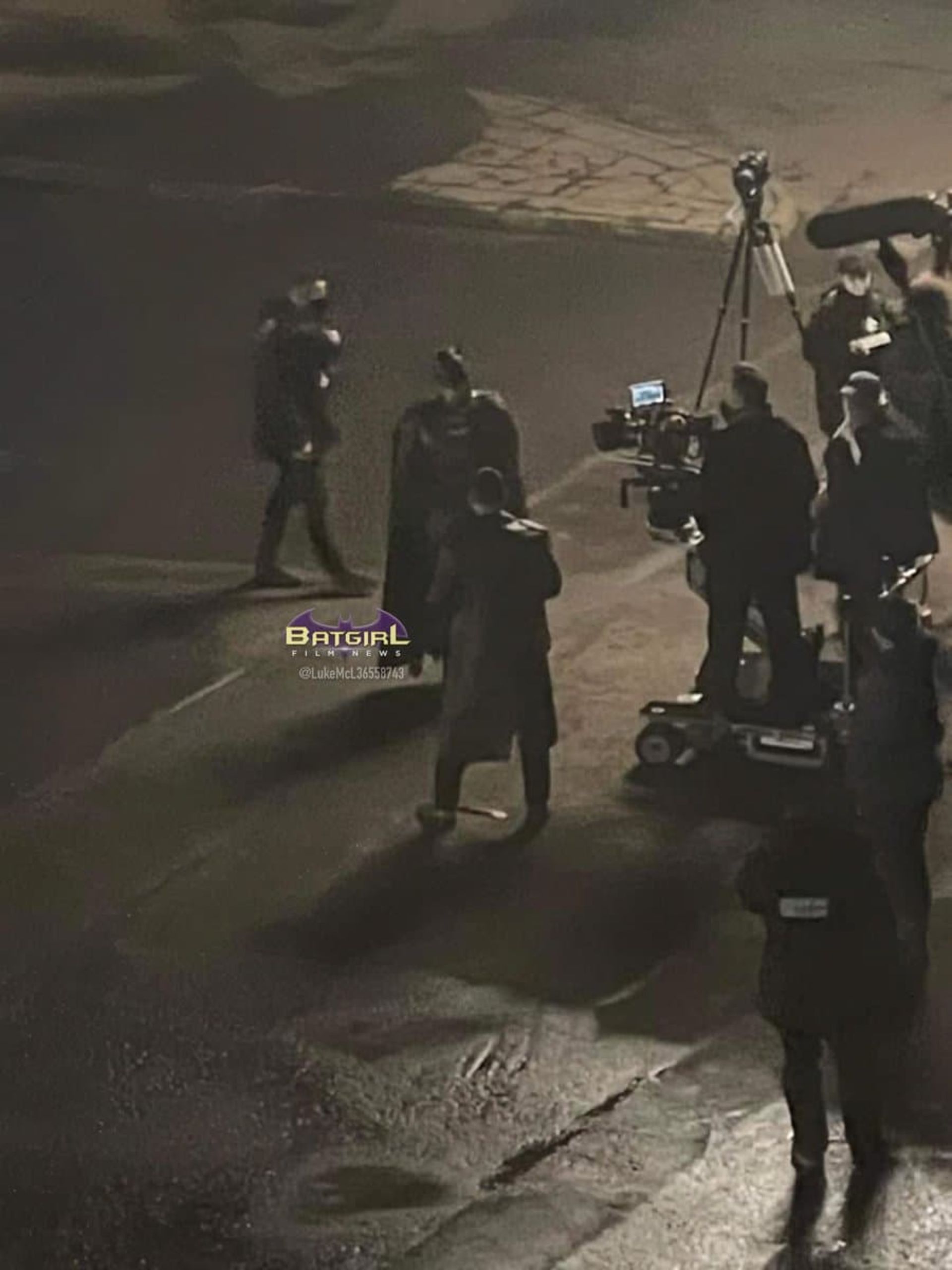 2022-2-batgirl-set-photos-unveil-first-look-at-michael-keaton-in-batman-suit-01