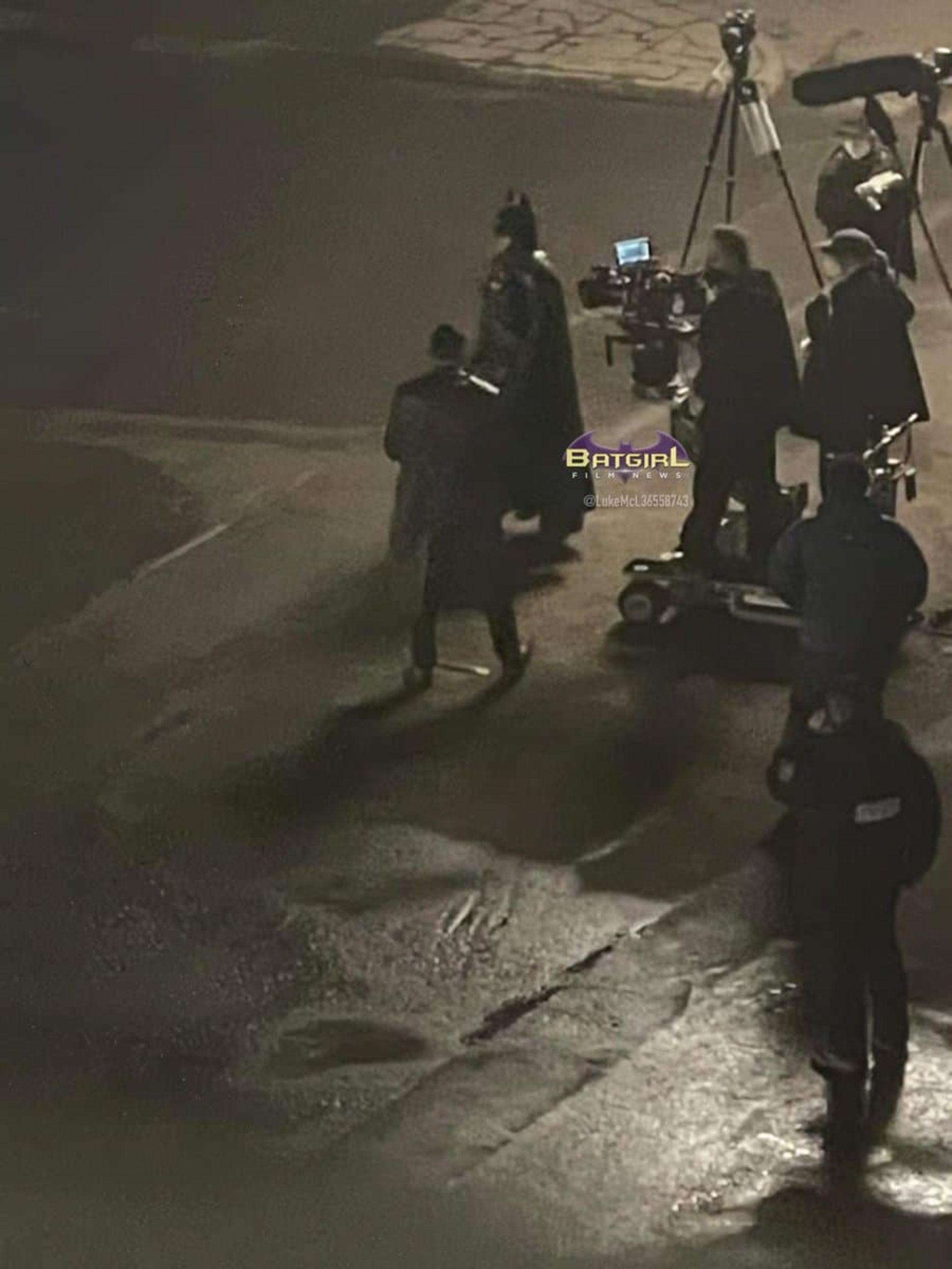 2022-2-batgirl-set-photos-unveil-first-look-at-michael-keaton-in-batman-suit-03