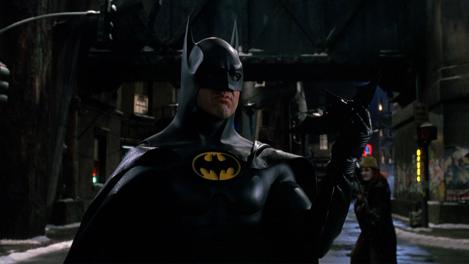 مایکل کیتون در نقش بتمن در حال تمدید چند اوباشگر با بت‌رنگ در فیلم Batman Returns