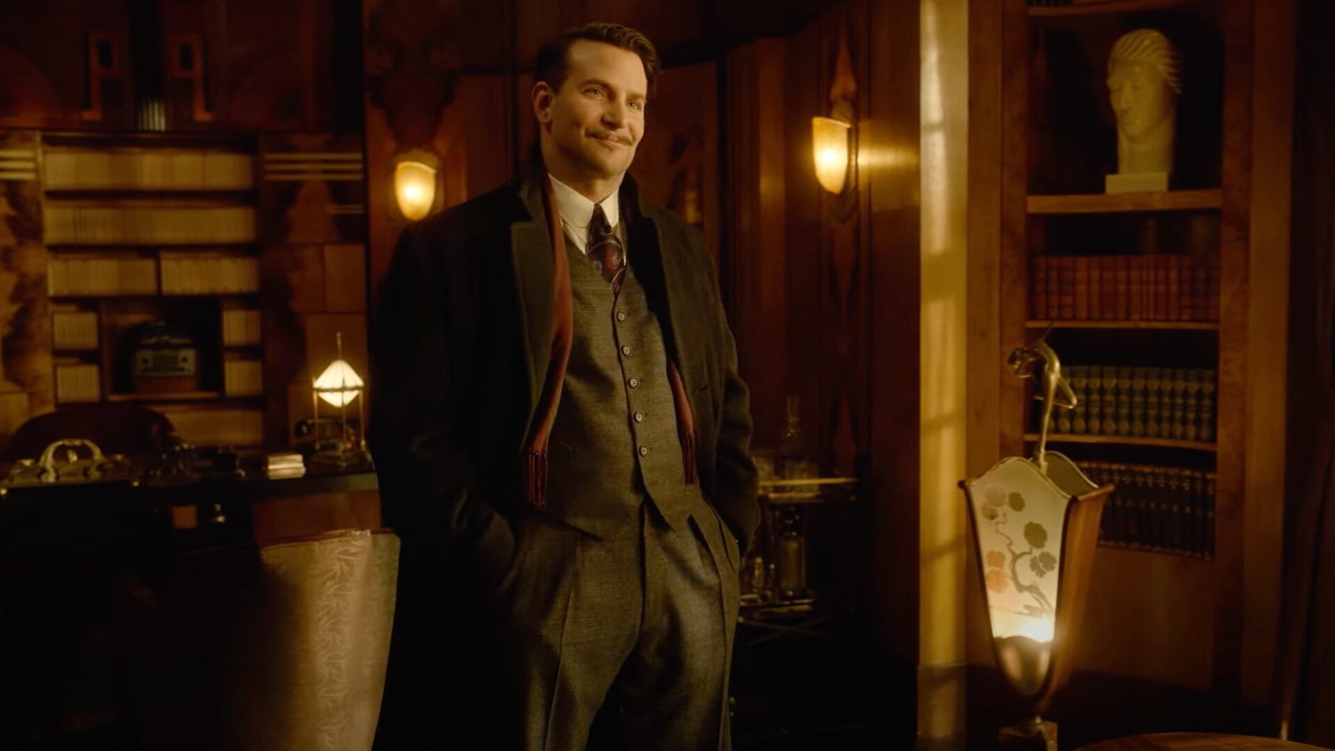 لبخند بردلی کوپر سر صحنه فیلم Nightmare Alley دل تورو