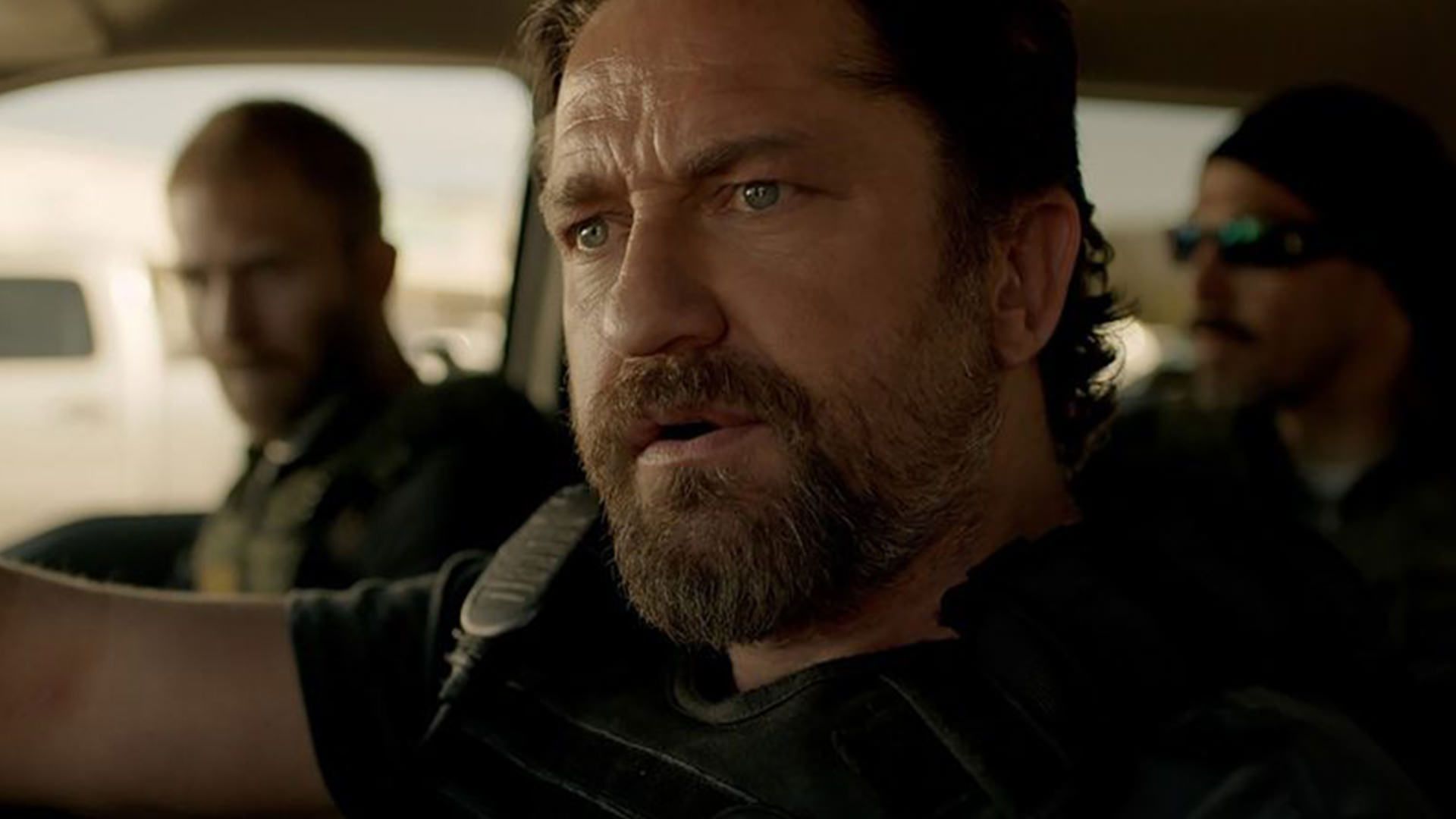 جرارد باتلر مشغول رانندگی در فیلم Den of Thieves