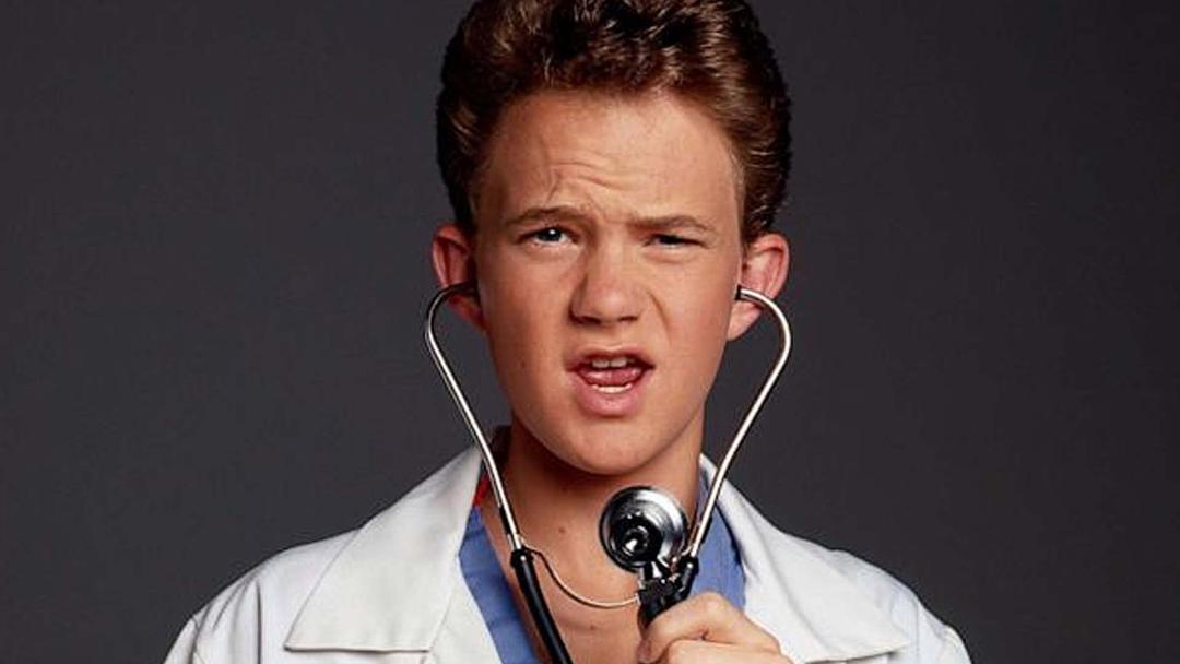 نیل پاتریک هریس با لباس و ابزار پزشکی در سریال Doogie Howser, M.D.