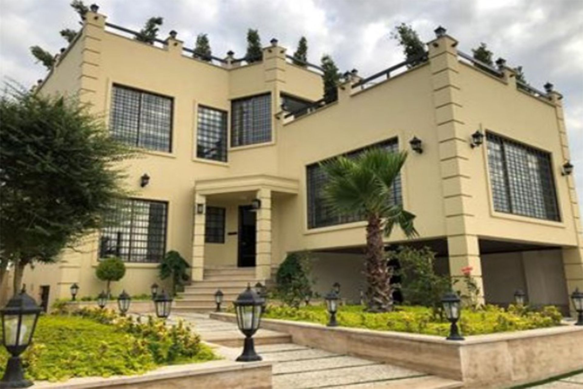 خانه با دیوارهای زرد رنگ در ایران
