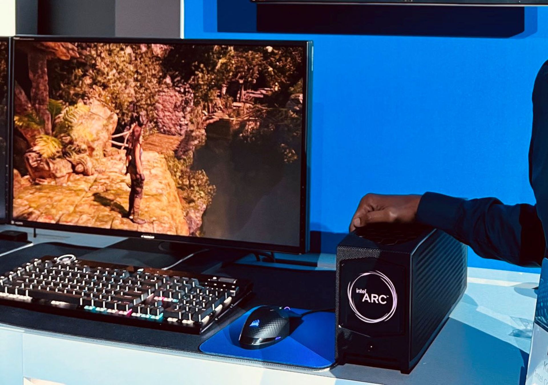 نمایش کامپیوتر Beast Canyon با گرافیک اینتل آرک 