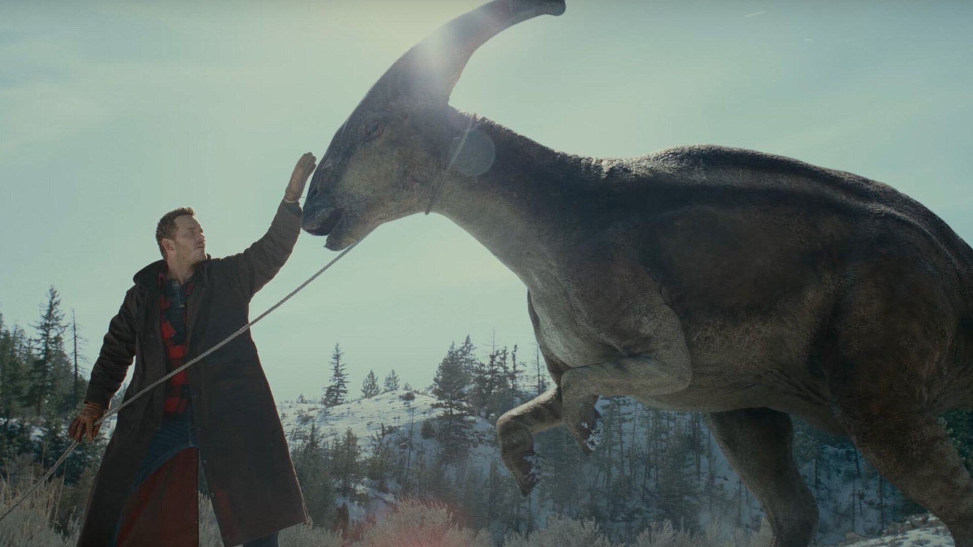 نوازش دایناسور توسط کریس پرت در فیلم Jurassic World Dominion