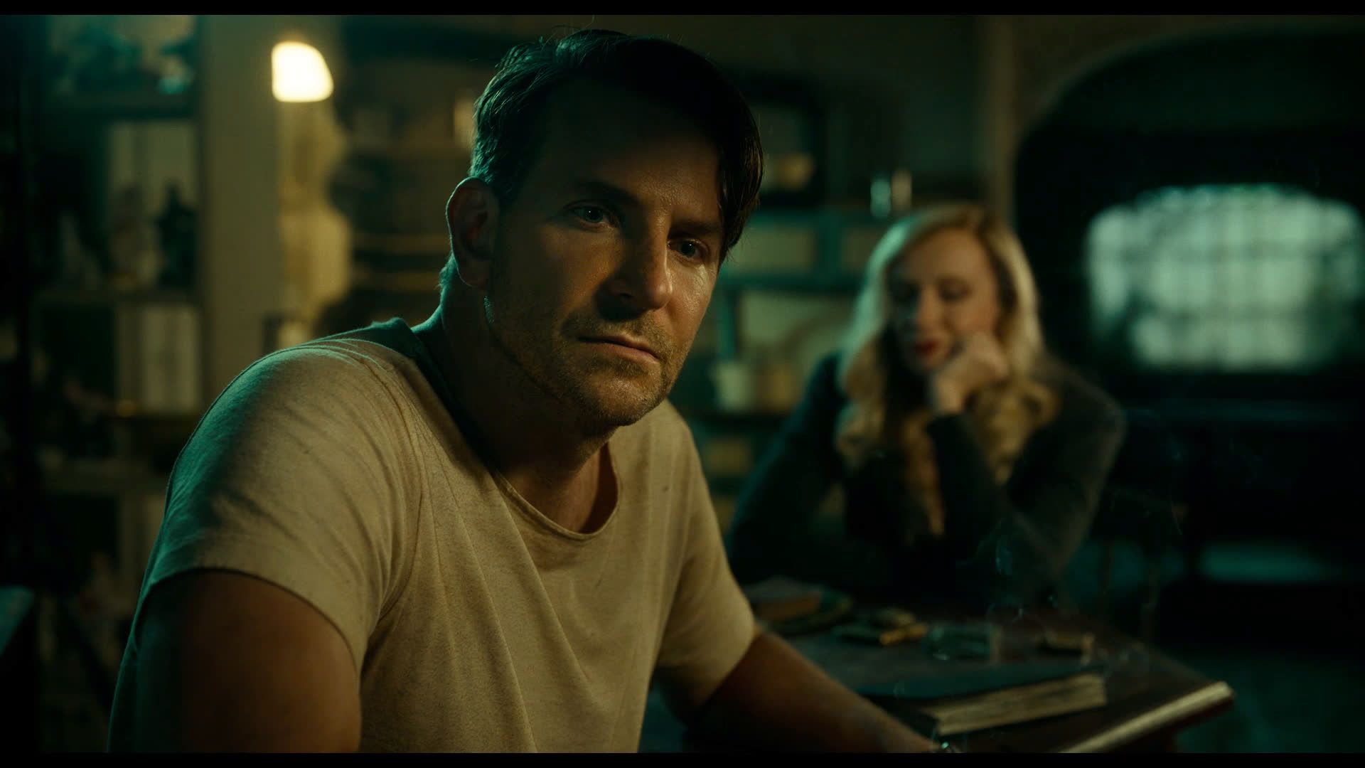 بردلی کوپر با لباس سفید و تونی کولت در فیلم کوچه کابوس