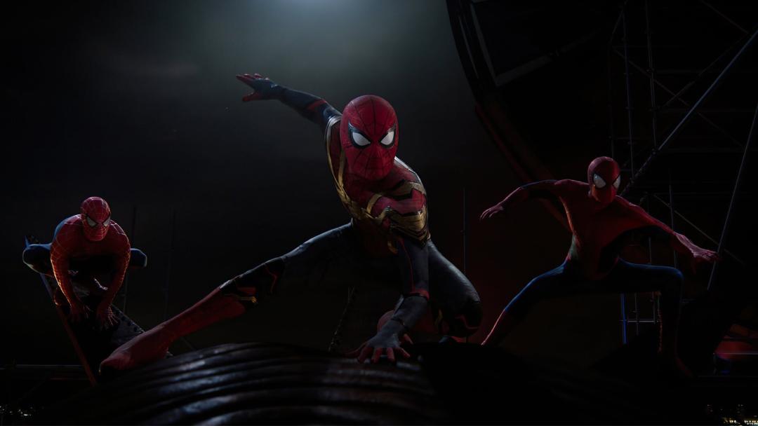 فرود تام هالند، توبی مگوایر و اندرو گارفیلد هر سه در نقش مرد عنکبوتی در فیلم Spider-Man: No Way Home 