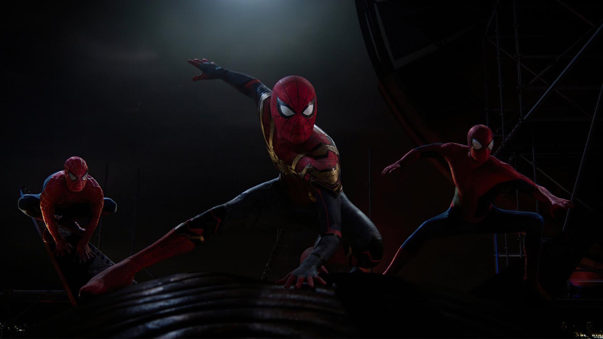 فرود تام هالند، توبی مگوایر و اندرو گارفیلد هر سه در نقش مرد عنکبوتی در فیلم Spider-Man: No Way Home 