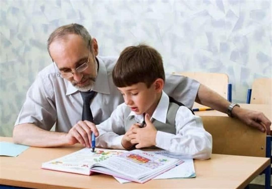 معلم و دانش آموز در کلاس درس