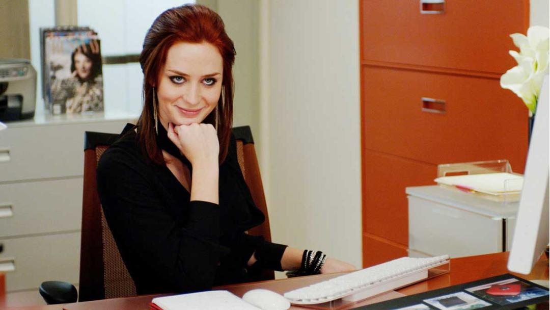 امیلی بلانت با دست زیر چانه سر میز کار در فیلم The Devil Wears Prada