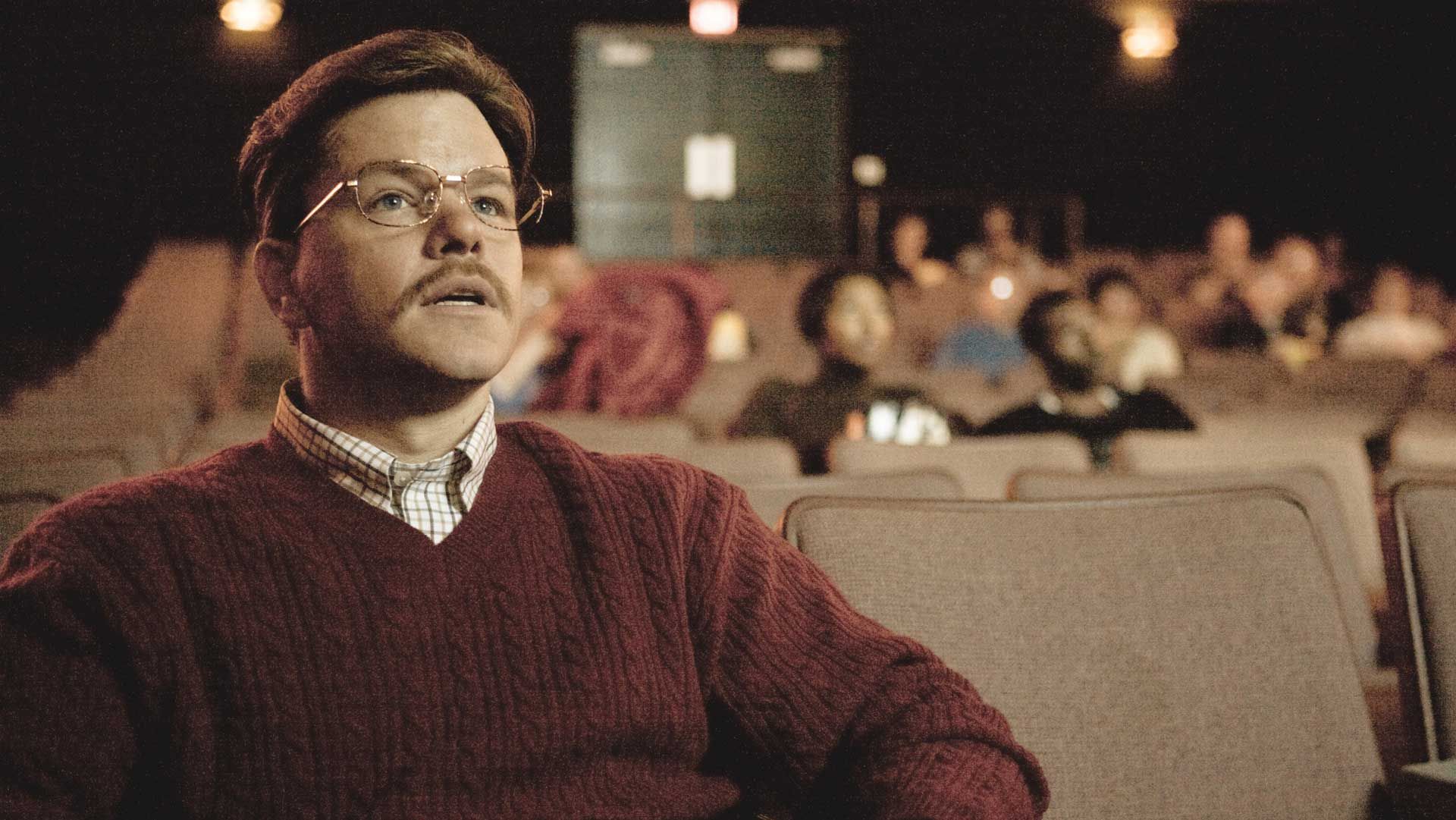 مت دیمون با عینک و لباس گرم سرخ روی پیراهن در فیلم !The Informant